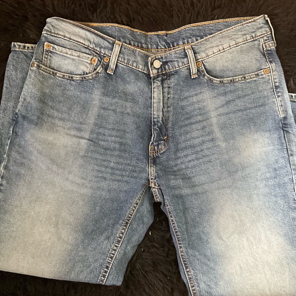 “LEVI STRAUS” Men’s 541 Medium Wash Athletic Fit Jeans. - Picture 2 of 15